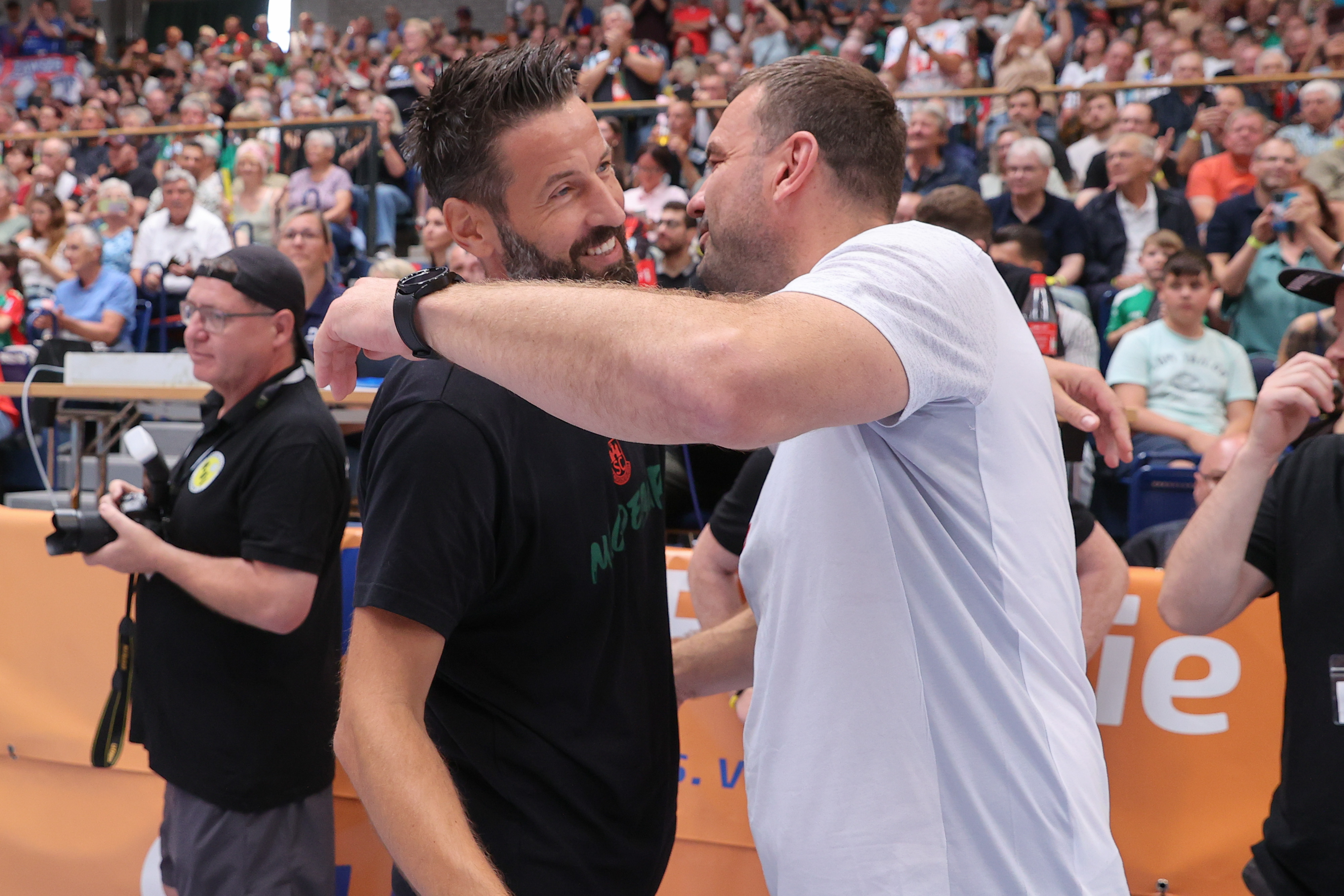 Emotionaler Moment nach dem SCM-Testspiel in der gefüllten Harzlandhalle